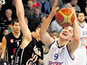 Ostravský basketbalista Filip Zbránek doskakuje mí� v souboji s d��ínským...