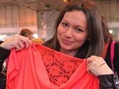 Čtenářka Tereza Beráková zachytila kamarádku Lenku Slížkovou s šaty z Jarmarku Čtenářka Tereza Beráková zachytila kamarádku Lenku Slížkovou s šaty z Jarmarku
