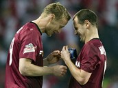KDYŽ JE PŘEDÁNÍ PÁSKY ZÁBAVOU. Sparťanský kapitán Marek Matějovský (vpravo) jde... KDYŽ JE PŘEDÁNÍ PÁSKY ZÁBAVOU. Sparťanský kapitán Marek Matějovský (vpravo) jde...