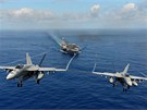 Pár Super Hornetů F/A-18E s vytaženými podvozky po průletu nad mateřskou lodí.... Pár Super Hornetů F/A-18E s vytaženými podvozky po průletu nad mateřskou lodí....