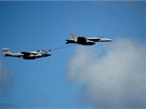 Horní letoun F/A-18E Super Hornet předvádí během doplňování paliva. Nádrže plní... Horní letoun F/A-18E Super Hornet předvádí během doplňování paliva. Nádrže plní...