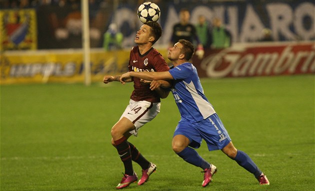 Sparťan Václav Kadlec v souboji s Antonínem Fantišem z Ostravy. Sparťan Václav Kadlec v souboji s Antonínem Fantišem z Ostravy.
