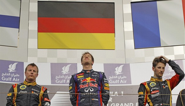 STUPN� VÍT�Z�. T�i nejlep�í z Velké ceny Bahrajnu: zleva druhý Kimi Räikkönen,