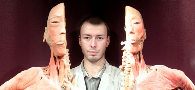 Stotisícová odměna v soutěži Tvůj příběh sice Radovanu Hudákovi o dva měsíce unikla, ale svůj cíl i tak splnil. Na pultech se již brzy objeví jeho učebnice anatomie.