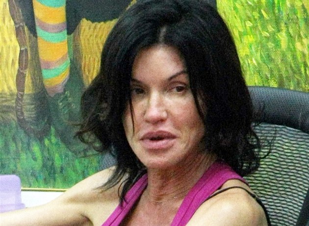 Janice Dickinsonová dluží, kam se podívá Janice Dickinsonová dluží, kam se podívá