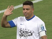 Ronaldo, bývalý kanonýr brazilské reprezentace, zdraví diváky při exhibičním Ronaldo, bývalý kanonýr brazilské reprezentace, zdraví diváky při exhibičním