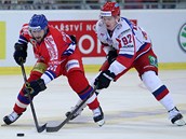 Český útočník Ivan Rachůnek (vlevo) si kryje puk před Jevgenijem Kuzněcovem. Český útočník Ivan Rachůnek (vlevo) si kryje puk před Jevgenijem Kuzněcovem.
