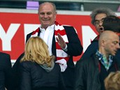 ZDRAVÍM. Na �lágru mezi Bayernem a Barcelonou nechyb�l Uli Hoeness. Prezident