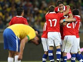 Chilští fotbalisté se radují z vyrovnání v přípravném utkání proti Brazílii. Chilští fotbalisté se radují z vyrovnání v přípravném utkání proti Brazílii.