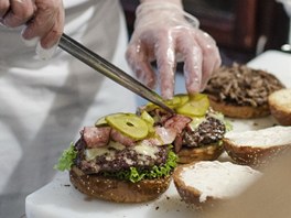 Základem burgeru je grilované mleté hovězí maso a sofistikované vrstvení Základem burgeru je grilované mleté hovězí maso a sofistikované vrstvení