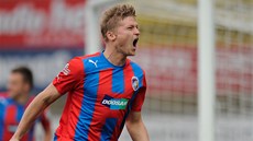 VÍT�ZNÝ GÓL. Plze�ský stoper Václav Procházka oslavuje svoji trefu v zápase