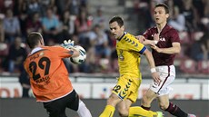 �ANCE. Branká� Jihlavy Jaromír Bla�ek a Tomá� Josl �e�í o�emetnou situaci, na
