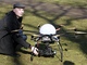 Pilot dronů Tomáš Tichý ukazuje, jak je plošina pro uchycení záznamových...