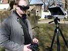 Operátor Jakub Karas řídí natáčení z dronu, který má připevněn na pohyblivém Operátor Jakub Karas řídí natáčení z dronu, který má připevněn na pohyblivém