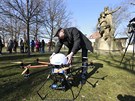 Předletovým přípravám na pražském Vyšehradě přihlížely i hloučky turistů. Předletovým přípravám na pražském Vyšehradě přihlížely i hloučky turistů.