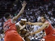 LeBron James (uprostřed) z Miami se dere ke koši Chicaga kolem Jimmyho Butlera