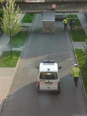 Řidič "očesal" dodávku pod železničním viaduktem v Opavě