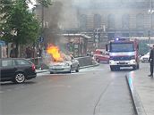Na Václavském náměstí v Praze vzplálo auto, plameny nikoho nezranily