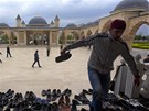 Muslimští muži přicházejí na páteční modlitbu do hlavní mešity v Grozném. Muslimští muži přicházejí na páteční modlitbu do hlavní mešity v Grozném.