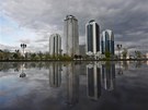 V čečenské metropoli se čile staví moderní výškové budovy. V čečenské metropoli se čile staví moderní výškové budovy.