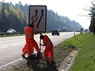 Pracovníci osazují na dálnici u Větrného Jeníkova dopravní značení. Pracovníci osazují na dálnici u Větrného Jeníkova dopravní značení.