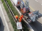 Pracovníci pokračují ve změně dopravního značení směrem k osm kilometrů Pracovníci pokračují ve změně dopravního značení směrem k osm kilometrů