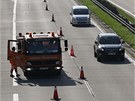 Pracovníci pokračují ve změně dopravního značení směrem k osm kilometrů Pracovníci pokračují ve změně dopravního značení směrem k osm kilometrů