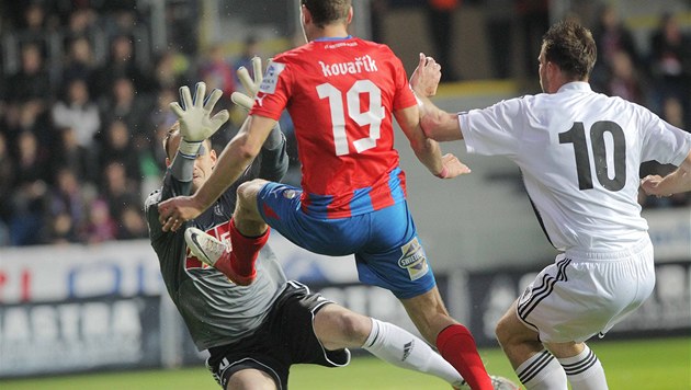 Plzeňský záložník Kovařík v tomhle souboji nepříjemně zranil budějovického Plzeňský záložník Kovařík v tomhle souboji nepříjemně zranil budějovického