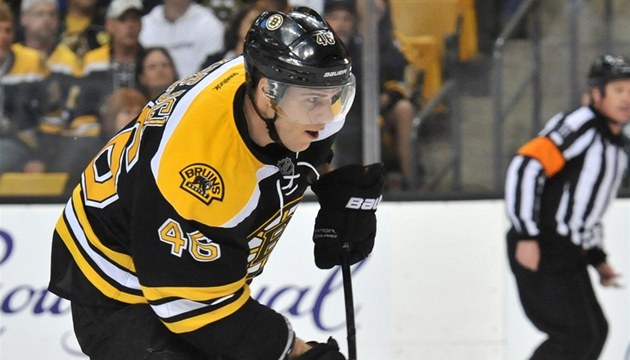 David Krejčí z Bostonu v duelu s Torontem. David Krejčí z Bostonu v duelu s Torontem.
