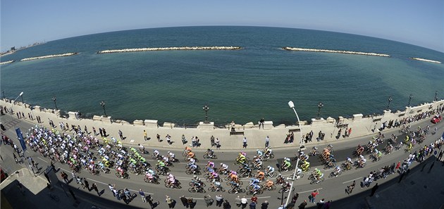 Peloton Gira v pr�b�hu �esté etapy.