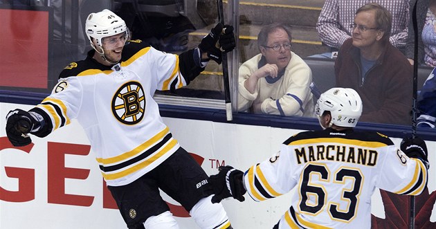Bostonský útočník David Krejčí slaví svůj vítězný gól na ledě Toronta. Prvním Bostonský útočník David Krejčí slaví svůj vítězný gól na ledě Toronta. Prvním