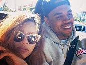 Ještě v dubnu dávala Rihanna na internet fotky s Chrisem Brownem, kde byli jako Ještě v dubnu dávala Rihanna na internet fotky s Chrisem Brownem, kde byli jako