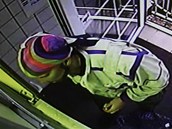 Do obličeje muži vidět nebylo, měl totiž na sobě masku. Do obličeje muži vidět nebylo, měl totiž na sobě masku.