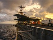 X-47B na palubě USS Harry S. Truman (CVN-75) X-47B na palubě USS Harry S. Truman (CVN-75)