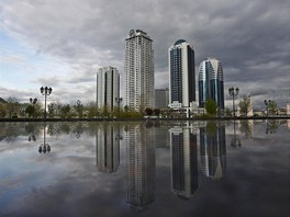 V �e�ensk� metropoli se �ile stav� modern� v��kov� budovy.