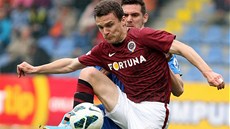 Sparťanský fotbalista David Lafata zpracovává míč před libereckým Keličem. Sparťanský fotbalista David Lafata zpracovává míč před libereckým Keličem.
