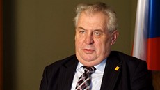 Miloš Zeman v klipu mluví o rallye, jako o sportu při němž umírá mnoho lidí. Miloš Zeman v klipu mluví o rallye, jako o sportu při němž umírá mnoho lidí.
