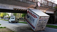 Kuriozní nehoda v Opavě, řidič dodávky nejspíš neodhadl výšku vozidla. Kuriozní nehoda v Opavě, řidič dodávky nejspíš neodhadl výšku vozidla.