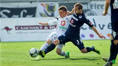 OBA NAJEDNOU. Lukáš Kubáň ze Slovácka (vpravo) se snaží zblokovat centr OBA NAJEDNOU. Lukáš Kubáň ze Slovácka (vpravo) se snaží zblokovat centr