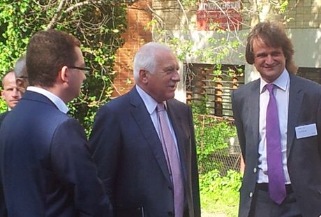 Exprezident Václav Klaus p�ed p�edná�kou na Vysoké �kole ekonomické s d�kanem