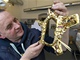 Zlatnický restaurátor Norbert Riegel s částí nově zrestaurovaného relikviáře...
