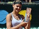 TAHLE JE MOJE. Lucie Šafářová s trofejí za vítězství na Sparta Prague Open 2013.