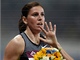 S MODRO-�LUTOU KYTIC�. Zuzana Hejnov� slav� triumf na trati 400 metr� p�ek�ek