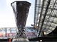 UŽ ČEKÁ NA VÍTĚZE. Stříbrný pohár Evropské ligy je připravený na hřišti amsterdamského stadionu před finálovým zápasem. S trofejí se nakonec mazlili fotbalisté Chelsea.