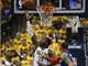 Roy Hibbert z Indiany zaznamen�v� body v z�pase play-off NBA proti t�mu New
