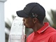 VÍTĚZNÝ POLIBEK. Tiger Woods s trofejí pro vítěze turnaje Players Championship.