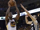 Harrison Barnes z Golden State p�l� v utk�n� proti San Antoniu. 