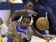 Lance Stephenson z Indiany (nahoře) a J.R. Smith z New York Knicks v souboji o