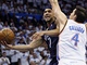 Jerryd Bayless z Memphisu se pokou�� vyzr�t na Nicka Collisona z Oklahoma City. 