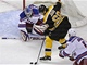 V ŠANCI. Jaromír Jágr z Bostonu před brankářem New York Rangers Henrikem